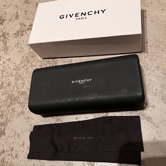 authentic GIVENCHY Sunglasses — GV7048/S, Gold - Picture 4 of 10